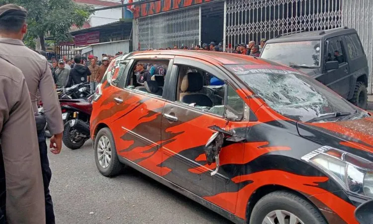 Mobil rusak akibat penyerangan di kantor Majelis Pimpinan Wilayah (MPW) Pemuda Pancasila Jawa Barat di Jalan BKR, Kota Bandung, pada Rabu (15/01/2025) siang. tirto.id/firman