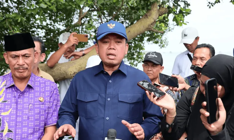 Menteri Agraria dan Tata Ruang/Kepala Badan Pertanahan Nasional (ATR/BPN) Nusron Wahid menilik lokasi pagar laut Tangerang, Banten. (Dok Kementerian ATR)